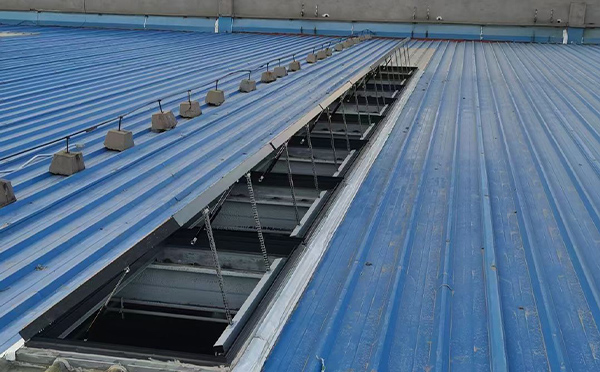 某城市大型商业综合体中庭陇西排烟窗工程